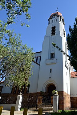 Die kerktoring van die Albertonse moederkerk.