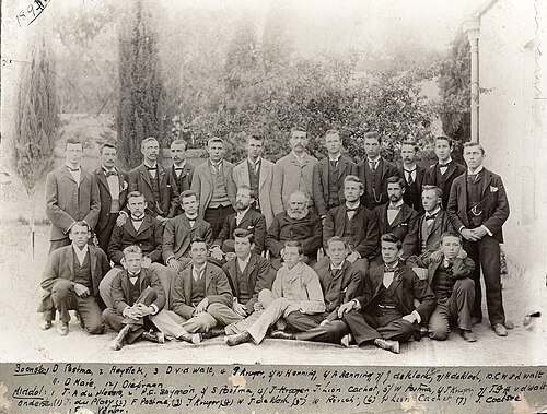 1895: Professore en studente van die Teologiese Skool op Burgersdorp. Voor: J. du Plooy, Ferdinand Postma, J. Kruger, Willem de Klerk, W. Rörich, P. Lion Cachet, J. Coetzee, ene Venter. Middel: Jacobus du Plessis, Flippie Snyman, prof. Stephanus Postma, prof. Jan Lion Cachet, Willem Postma, J. Kruger, J.G.H. van der Walt. Agter: Dirk Postma, ene Heystek, D. van der Walt, G.H.J. Kruger, W. Henning, A. Henning, J. de Klerk, onbekend, H. de Klerk, C.W. van der Walt, P. Maré en J. Diepraam.