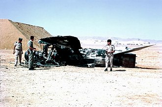 Israelische Truppen inspizieren ein zerstörtes Flugzeug