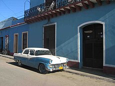 Klasszikus amerikai autók jellemzők az országban. A képen egy 1956-os Ford.