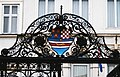 Grb na ulazu u Hrvatski institut za povijest