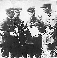 Французские офицеры дают советским представителям пояснения о ходе манёвров. В центре — А. И. Лизюков (Франция, Шампань, 1935 год).