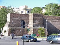 Секція муру біля піраміди Цестія