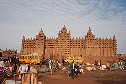 Street market and Great Mosque of Djenné
