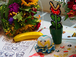 Memorabilia dan karya seni buatan sendiri dari berbagai serial permainan video Nintendo, termasuk Mario, Kirby, dan The Legend of Zelda