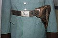 秩序警察下士官兵の上衣バイピング（緑色）と装備ベルト。バックルの文字は「神は我らと共に（Gott mit uns）」
