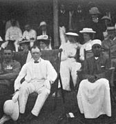 1907年、「戦の踊り」を見学するチャーチルとブガンダ王ダウディ・チュワ2世（英語版）