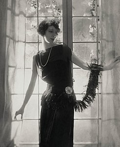 Desiree Lubovska într-o rochie de Jean Patou (c. 1921)