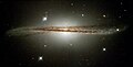 Thiện hà xoắn ốc, ESO 510-G13, bị méo đi do va chạm với thiên hà khác. Sau khi thiên hà kia bị hấp thụ hoàn toàn thì chỗ méo sẽ biến mất; quá trình hấp thụ này mất hàng triệu đến hàng tỷ năm.