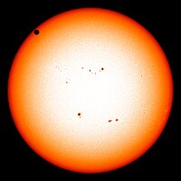 可見光太陽影像，金星位於左上角。