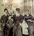 كاهن أرثوذكسي متزوج من القدس مع عائلته (ثلاثة أجيال)، حوالي عام 1893