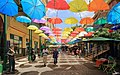 19. A színes ernyőkkel díszített Caudan Waterfront, a helyiek és a turisták egyik ikonikus bevásárló helye Port Louisban (Mauritiusi Köztársaság) (javítás)/(csere)