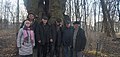 Учасники Росохацької групи біля 560-річної липи у Скала-Подільському парку
