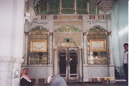 ضريح خالد بن الوليد في المسجد الذي يحمل اسمه في حمص