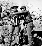 台児荘の戦いにおいて対戦車兵器の不足を補うため、多量の手榴弾を身に付けて自爆攻撃に備える中国軍兵士