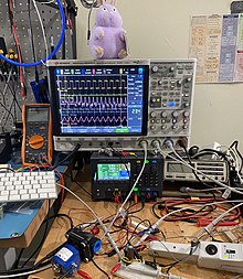 Digital 4-channel oscilloscope in operation