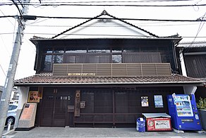 岡田家住宅主屋（2019年）[注 3]。手前側が酒蔵通り。昭和初期の建築。国の登録有形文化財。