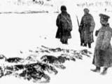 جنود روس يتفقدون جثث جنود عثمانيين قضوا في معركة ساريقاميش أثناء حملة القوقاز على الجبهة الشرقية.