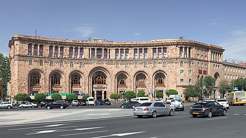 Хотел Мариот на Тргу републике у самом центру града, изграђен 1958. године са традиционалном серијом јерменских лукова на фасади