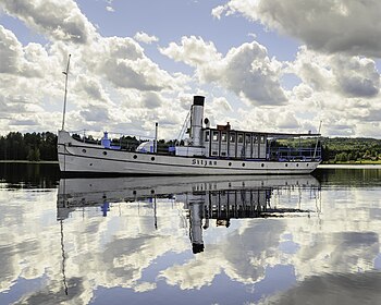 2015 års vinnarbild: Ångbåten Siljan skapad av ArildV. Röstsidan med alla kandidater.