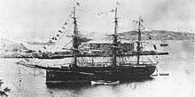 Трищогловий військовий корабель на якорі в бухті