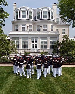 Показательный взвод (Silent Drill Platoon) показывает своё мастерство перед домом командующего Корпуса морской пехоты в Вашингтоне