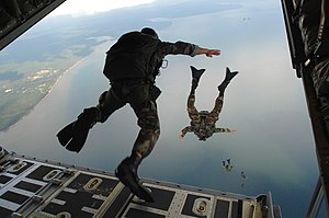 Хауа кючлерини АБШ-ны 720-чы тактика группасыны парашютчулары суугъа къонаргъа юренедиле (Флорида, 3 октябрь 2007)