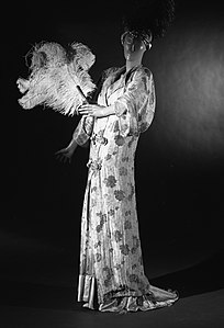 Haină de seară de Paul Poiret, c. 1912, mătase și metal (Muzeul Metropolitan de Artă)