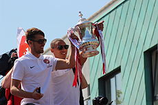 Игроки «Арсенала» Арон Рэмзи и Киран Гиббс с кубком в руках на праздновании победы в сезоне 2013/2014