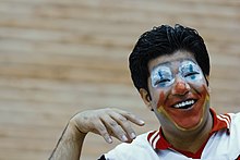 عکس از یک بازیگر کمدی در حال اجرای یک پرفورمانس طنز در ایران
