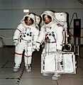 Mitchell (vpravo) s Fredom Haisom (vľavo) počas príprav v záložnej posádke Apolla 16, 1972
