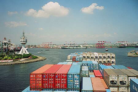 台灣高雄港的貨櫃碼頭