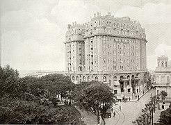 Aspecto original del Plaza Hotel (ca. 1910), aún sin la entrada de carruajes