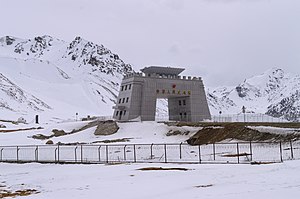 Picture of Checkpoint building over AH4 at China/Pakistan border near Khunjerab Pass