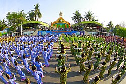 Thingjan-fesztivál táncosai, Mandalay