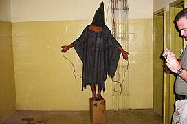 Tortura de Satar Jabar en Abu Ghraib conectándole al cableado eléctrico por manos y genitales, 2004.