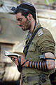 جندي إسرائيلي يضع التيفيلن