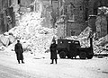 Żołnierze Wojska Polskiego po wejściu do Warszawy w 1945: widać jeepa używanego przez polską armię