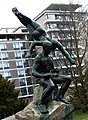Prometheus und die Seele. Bronzeskulptur von August Suter, 1930. Carl-Spitteler-Denkmal, Liestal