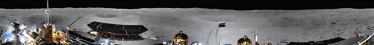 أول صورة بانورامية من الجانب البعيد للقمر بواسطة مركبة الهبوط «تشانج آه 4» ويظهر بها الجوال «يوتو 2».