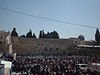 احتشاد اليهود في الساحة قبال الحائط لأداء صلاة عيد الفصح اليهودي