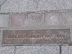 Berlinmurens tidigare position markerad med gatsten, inzoomning.