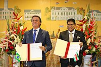 Bolsonaro en president Chan Santokhi tijdens een staatsbezoek aan Suriname in 2022
