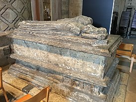 Сильно повреждённое надгробье Ральфа Невилла, 2-го барона Невилла из Рэби, и его жены Элис де Одли в Даремском соборе