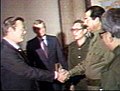 Rumsfeld tapaa Saddam Husseinin (1983)