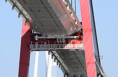 改良された西大橋一期線。予想される東海、東南海地震に備えるべく免振支承とダンパーおよびアップリフト防止ケーブルを新たに取り付けている。