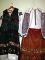 Традиційні жіночі костюми з Бучаччини. Експозиція Бучацького краєзнавчого музею