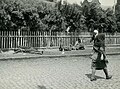 Fotgjengere passerer lik i gatene i Kharkiv 1933.