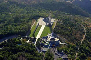 Поглед из ваздуха на Цицернакаберд, меморијални комплекс и музеј геноцида