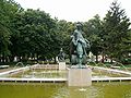 A szökőkutakon az áldást hozó, és a romboló Tisza szobrai a Városháza előtti parktükörben